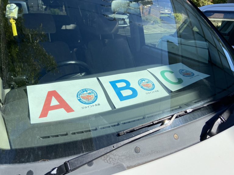 展示会場プレートをダッシュボードに設置した様子